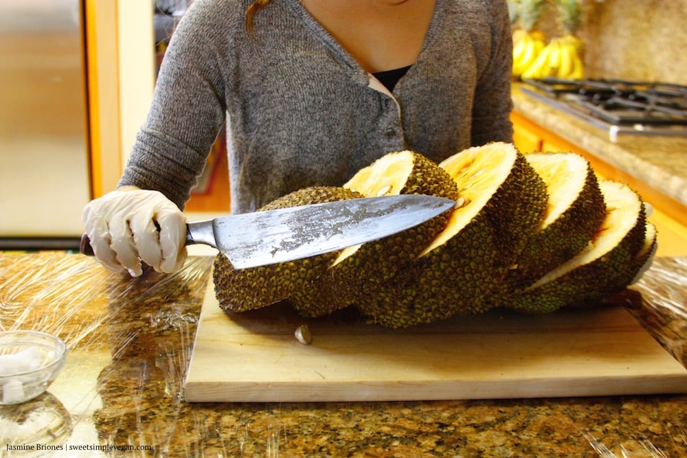 Cut jackfruit slices with knife. 