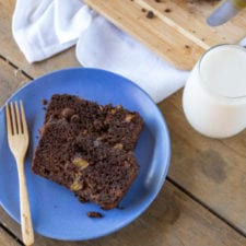 THE BEST VEGAN ZUCCHINI CHOCOLATE CAKE // low-fat & oil-free