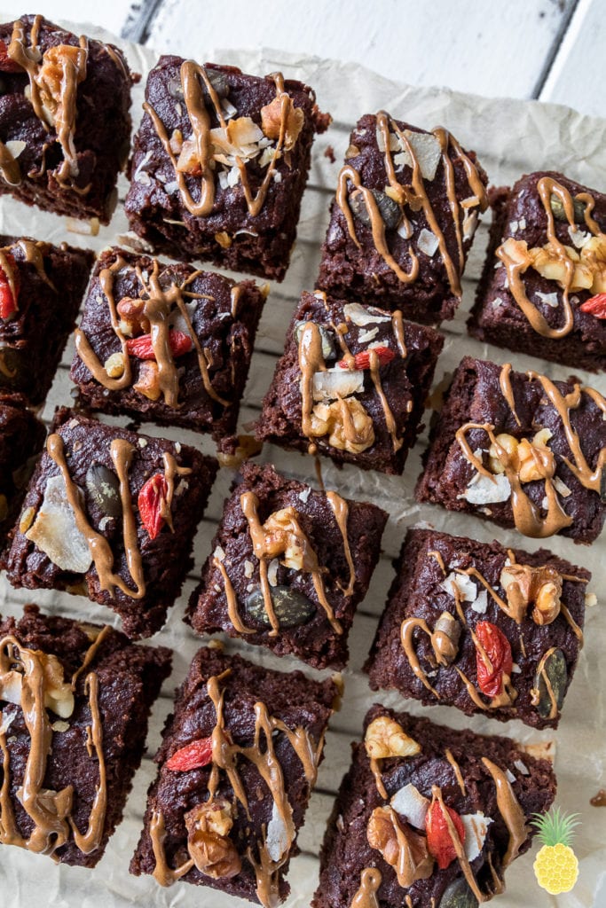 The Fluffiest Vegan Aquafaba Brownies! {gluten- & oil-free} #vegan #oilfree #glutenfree #aquafaba #brownies