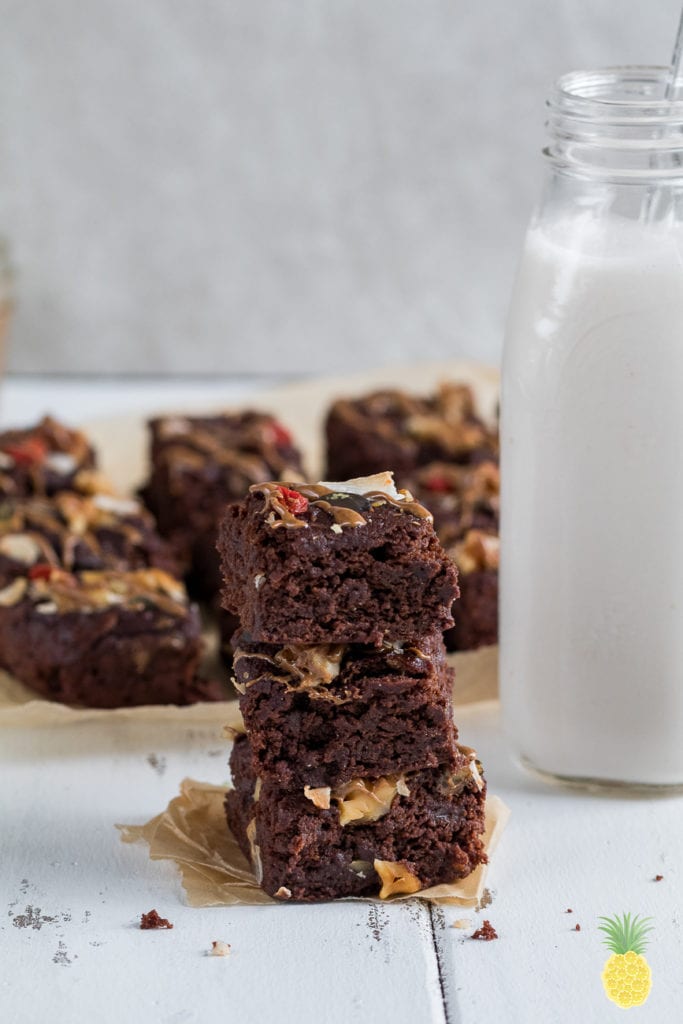 The Fluffiest Vegan Aquafaba Brownies! {gluten- & oil-free} #vegan #oilfree #glutenfree #aquafaba #brownies