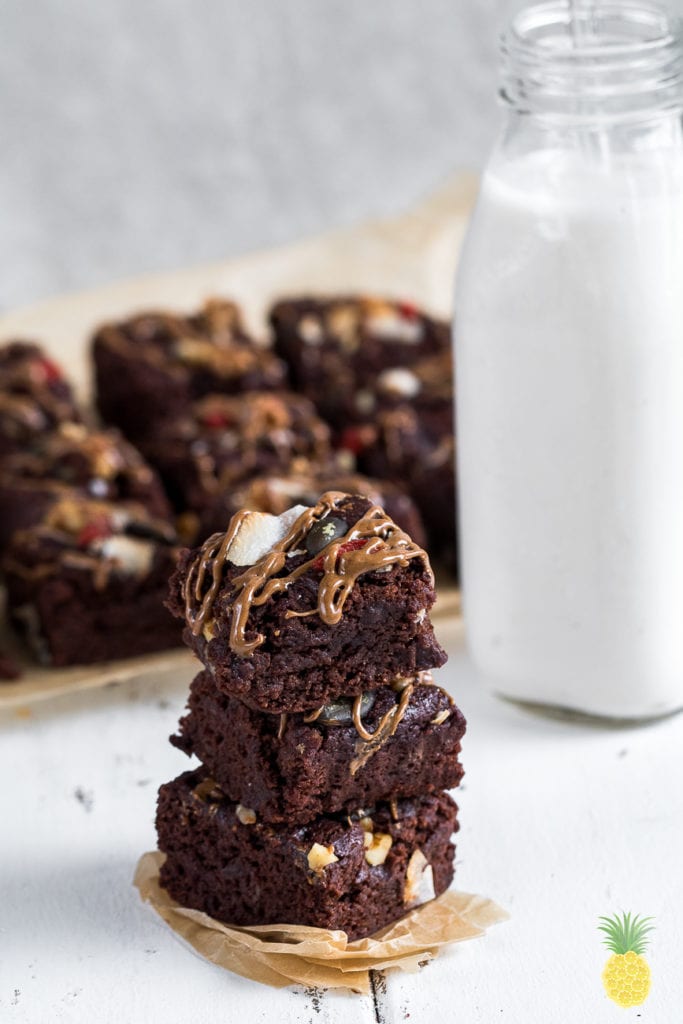 The Fluffiest Vegan Aquafaba Brownies! {gluten- & oil-free} #vegan #oilfree #glutenfree #aquafaba #brownies