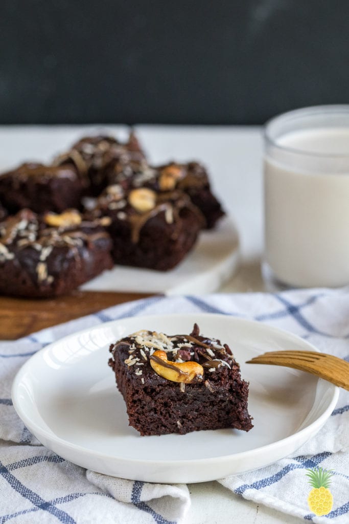 The Fluffiest Vegan Aquafaba Brownies! {gluten- & oil-free} #vegan #oilfree #glutenfree #aquafaba #brownies