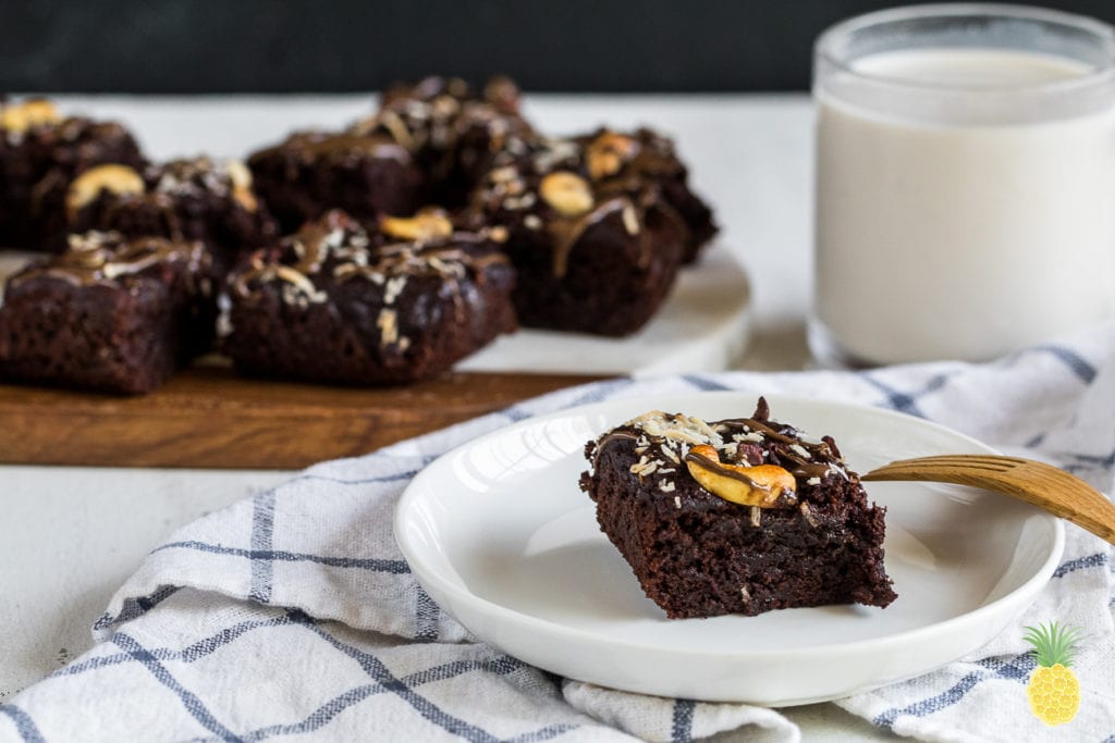 The Fluffiest Vegan Aquafaba Brownies! {gluten- & oil-free} #vegan #oilfree #glutenfree #aquafaba #brownies