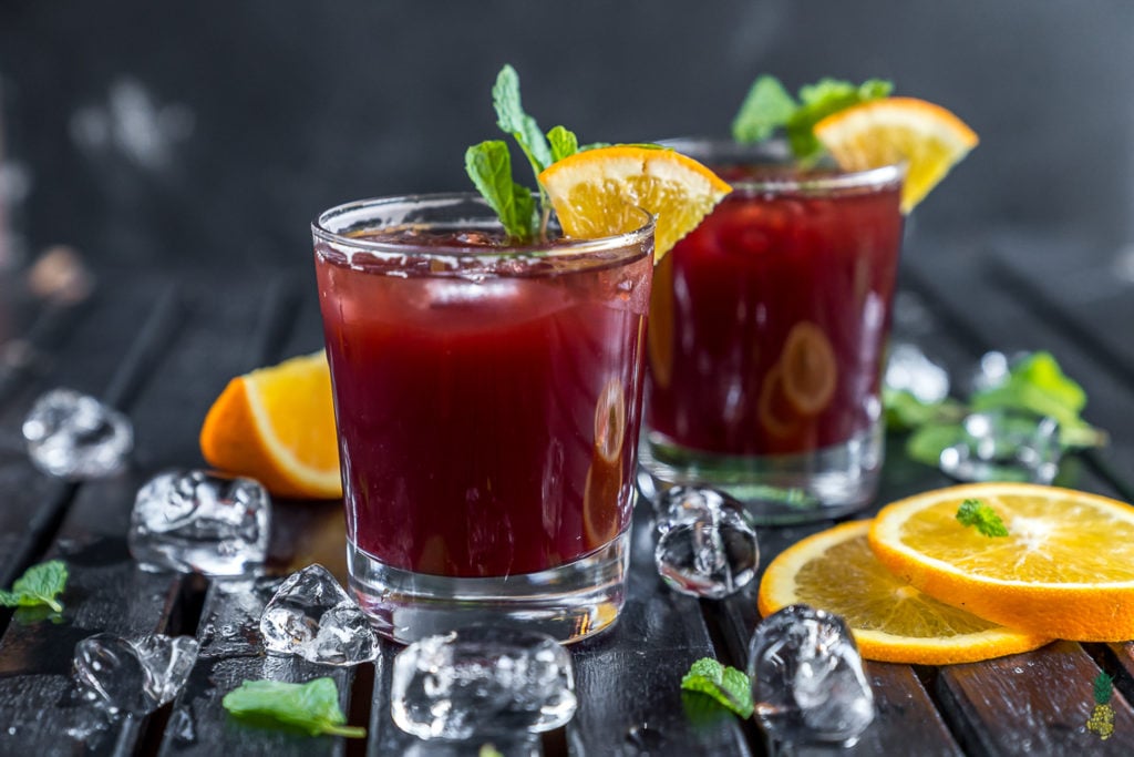 Cranberry & Orange Cocktails that are easy to make and perfect for New Year's Eve! #vegan #cocktail #cranberry #fall #winter #fresh #cocktail #easy #musttry