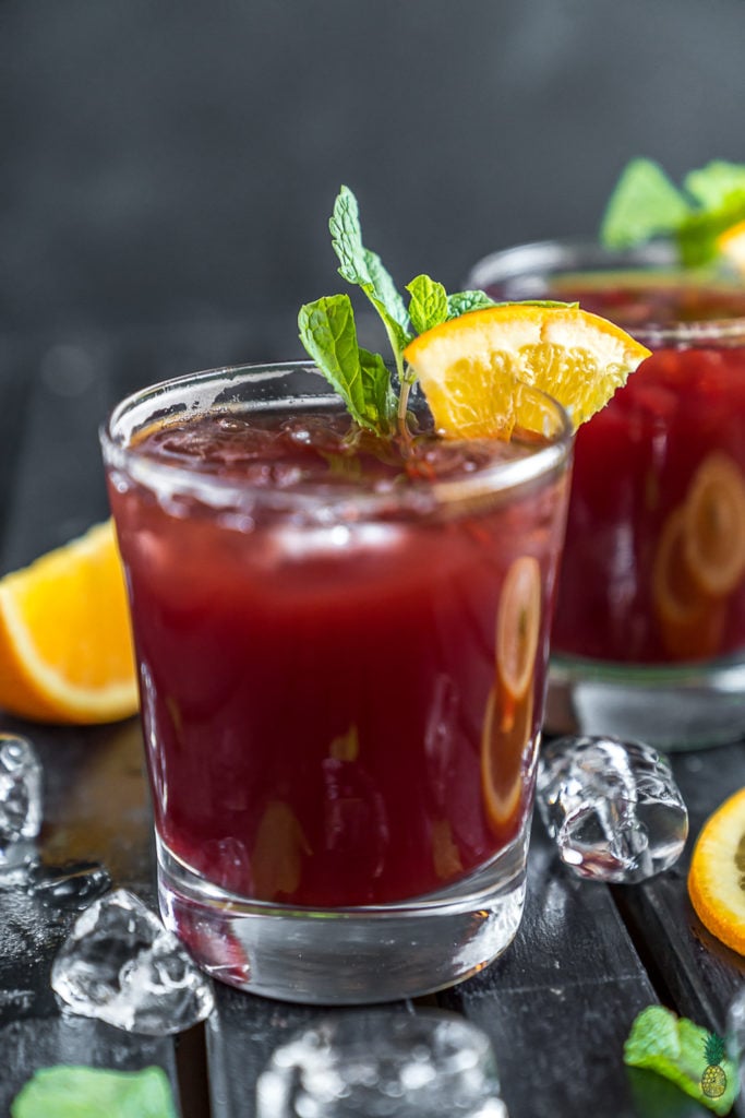 Cranberry & Orange Cocktails that are easy to make and perfect for New Year's Eve! #vegan #cocktail #cranberry #fall #winter #fresh #cocktail #easy #musttry