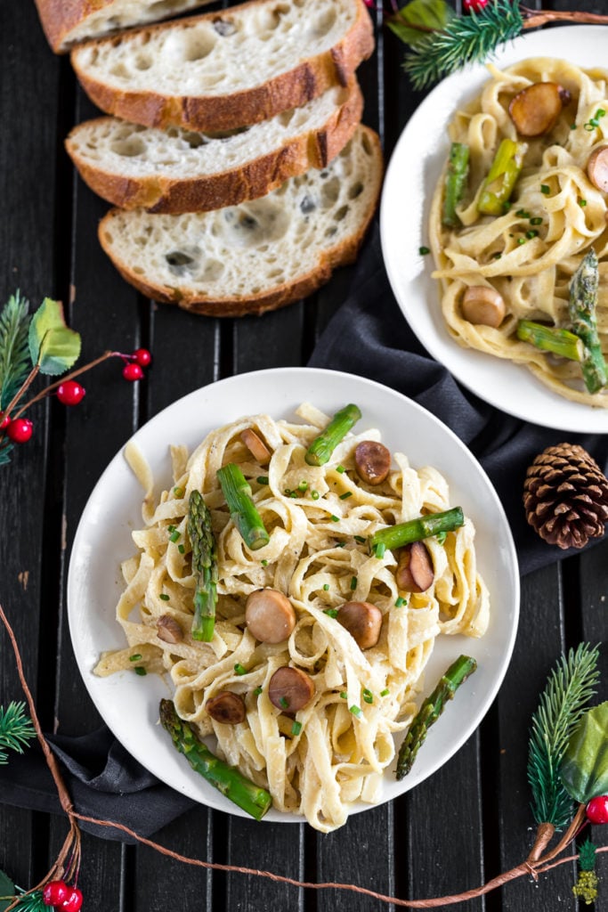 Fettuccine Alfredo w/ Vegan Scallops and Asparagus {gluten-free} #scallops #vegan #veganholiday #pasta #alfredo #fettuccine #easy #party