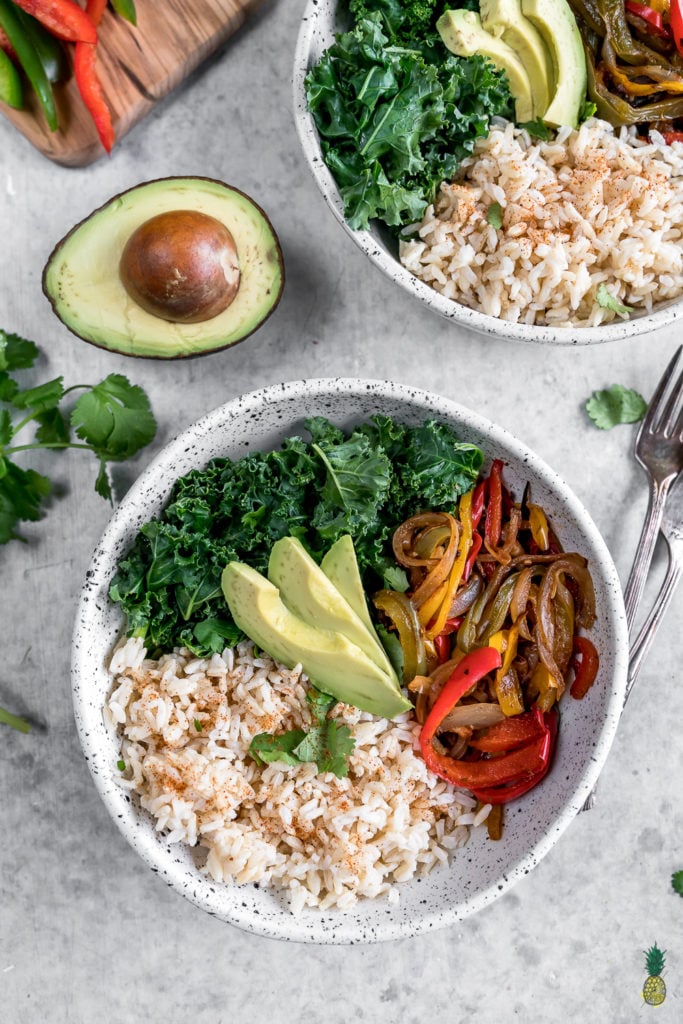 Roasted Fajita Vegetable Bowls {easy + oil-free} -- Healthy Vegan Lunch For On The Go https://sweetsimplevegan.com/2018/01/roasted-fajita-vegetable-bowls/