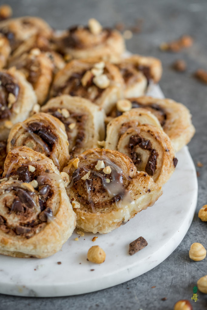 The easiest vegan Valentine's Day dessert! These vegan Puffed Pastry Cinnamon Rolls require just 5 ingredients and are SO easy to make! #easy #vegan #dessert #valentinesday #5ingredient #recipe #veganrecipe #cinnamonroll #puffpastry #bestdessert