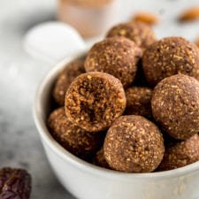 Chocolate Protein Bliss Balls {oil-, gluten- & refined sugar-free}