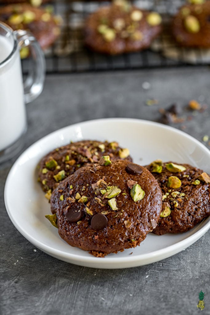 Cookies and brownies merged into one, genius!! These Double Chocolate Brownie Cookies w/ Pistachios are out of this world amazing, and definitely a must try! #brownie #cookies #brookies #dessert #vegan #chocolate #doublechocolate #pistachios #kids #easy #oilfree #lowfat #mustry #veganized #sluttybrownie