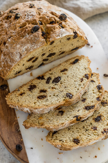 An easy to make and fool proof recipe! This vegan Irish soda bread is ready in under an hour and requires just 10 simple ingredients, count me in! #vegan #irish #irishsodabread #veganirish #bakedgoods #bread #snack #breakfast #10ingredient #1hour #mealprep #veganrecipes #easyvegan