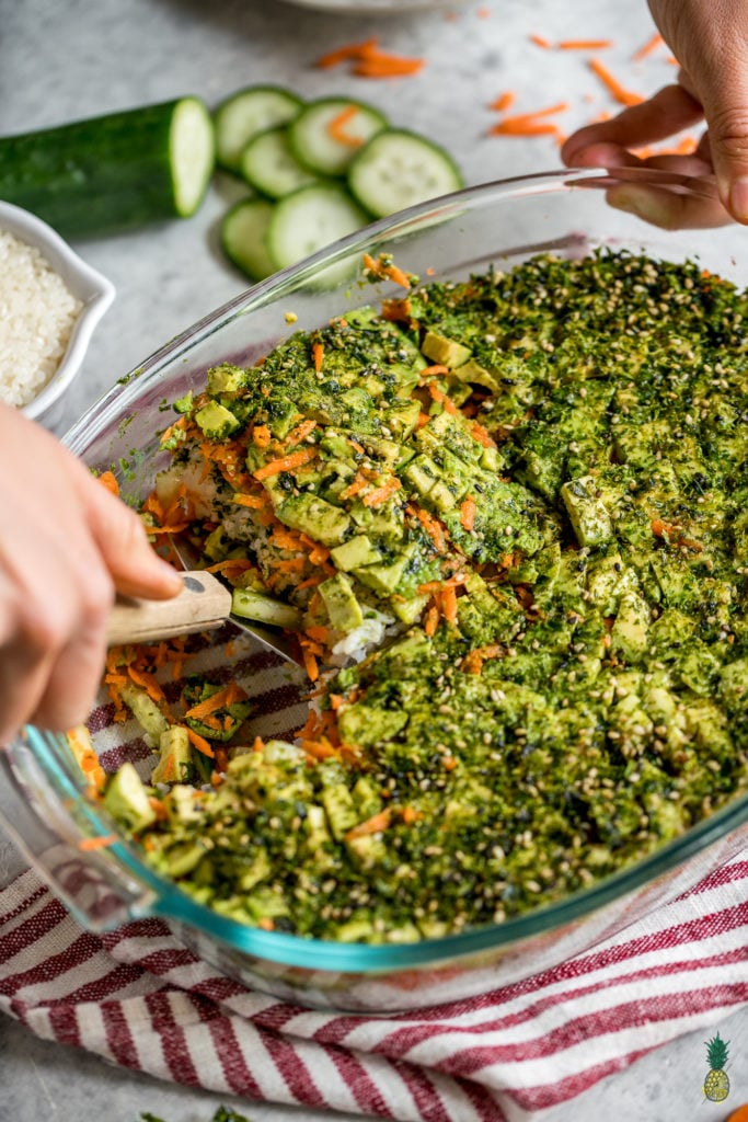 This easy vegan sushi casserole deserves a place at your dinner table or your next gathering! It is the perfect mix of salty, creamy and crunchy + it requires just 6 simple ingredients to make. #sushi #casserole #easy #6ingredients #vegan #vegansushi #easyvegan #veganparty #partyrecipe #foolproof #musttryvegan #musttry #avocado #easysushi #entree #party #lunch #dinner