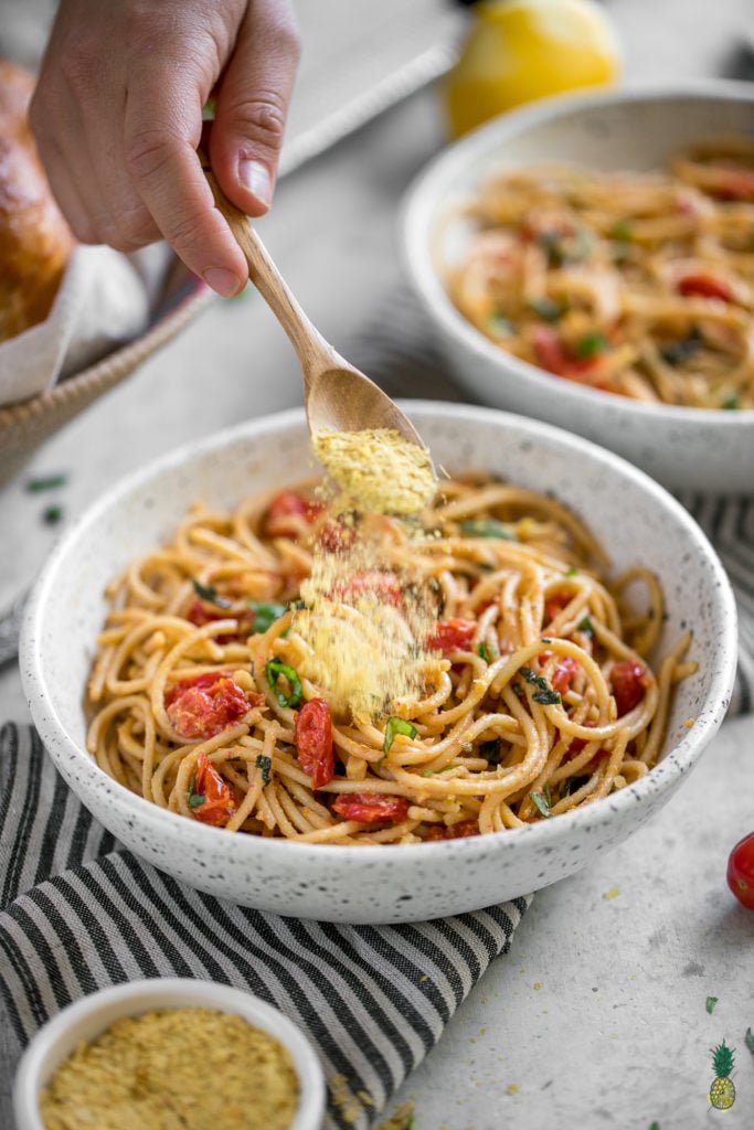 An easy and filling lemon olive oil pasta that requires just 7 simple ingredients and less than half an hour to make. This recipe is perfect for lunch or dinner when you're in a pinch! #lemon #oliveoil #pasta #7ingredients #weeknight #mealprep #easy #simple #quick #glutenfree #vegan #musttry
