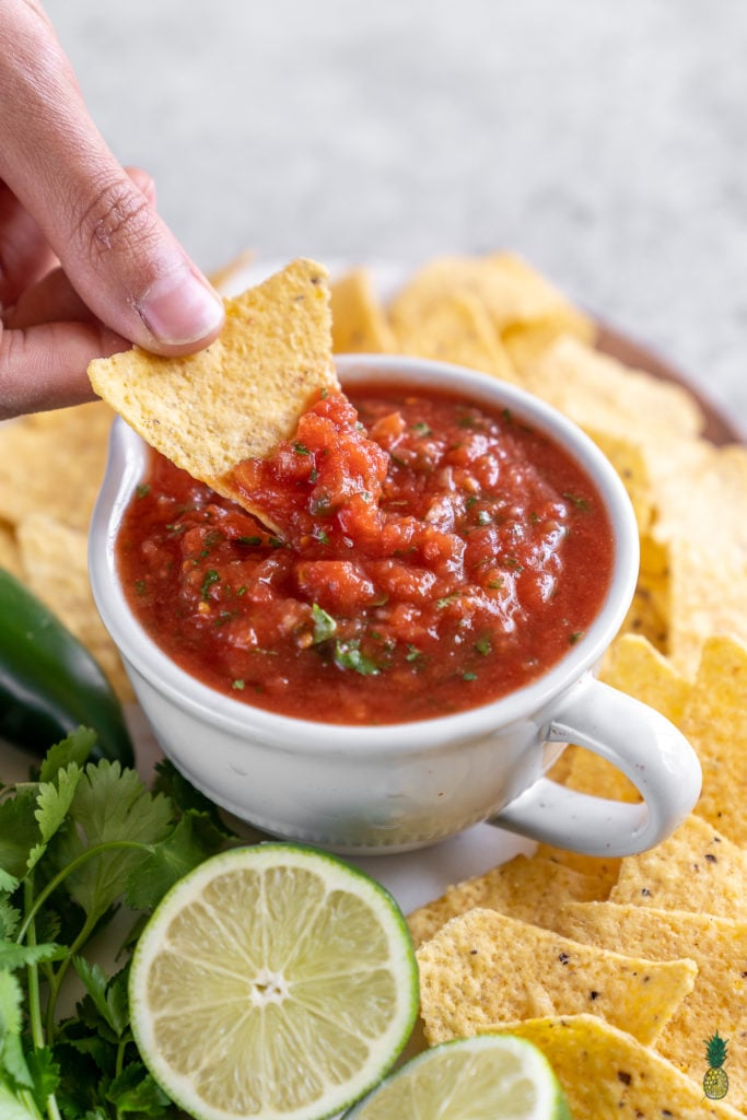 Easy homemade restaurant-style salsa! This recipe requires just 7-ingredients and can be made in 10 minutes or less. It makes for the perfect appetizer at your Cinco de Mayo celebrations! #vegan #cincodemayo #homemade #appetizer #party #veganized #celebration #10minuterecipe #foolproof