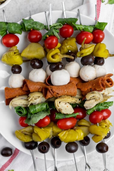 A no-cook recipe that is perfect for a last minute party appetizer, for summer picnics or even for a quick snack at home. These antipasto skewers are plain and simple, and ready in less than 10 minutes! #vegan #antipasto #skewers #partyrecipe #easy #nocook #lastminute #appetizer #starter #italian #fourthofjuly #sweetsimplevegan #partyrecipe #veganized
