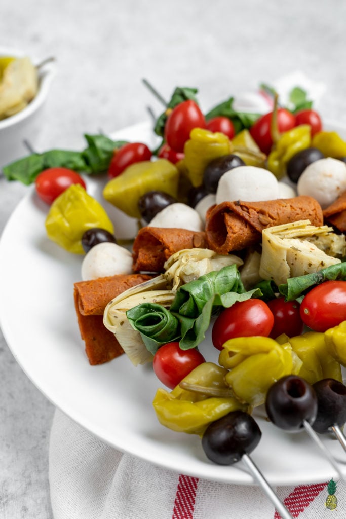 A no-cook recipe that is perfect for a last minute party appetizer, for summer picnics or even for a quick snack at home. These antipasto skewers are plain and simple, and ready in less than 10 minutes! #vegan #antipasto #skewers #partyrecipe #easy #nocook #lastminute #appetizer #starter #italian #fourthofjuly #sweetsimplevegan #partyrecipe #veganized