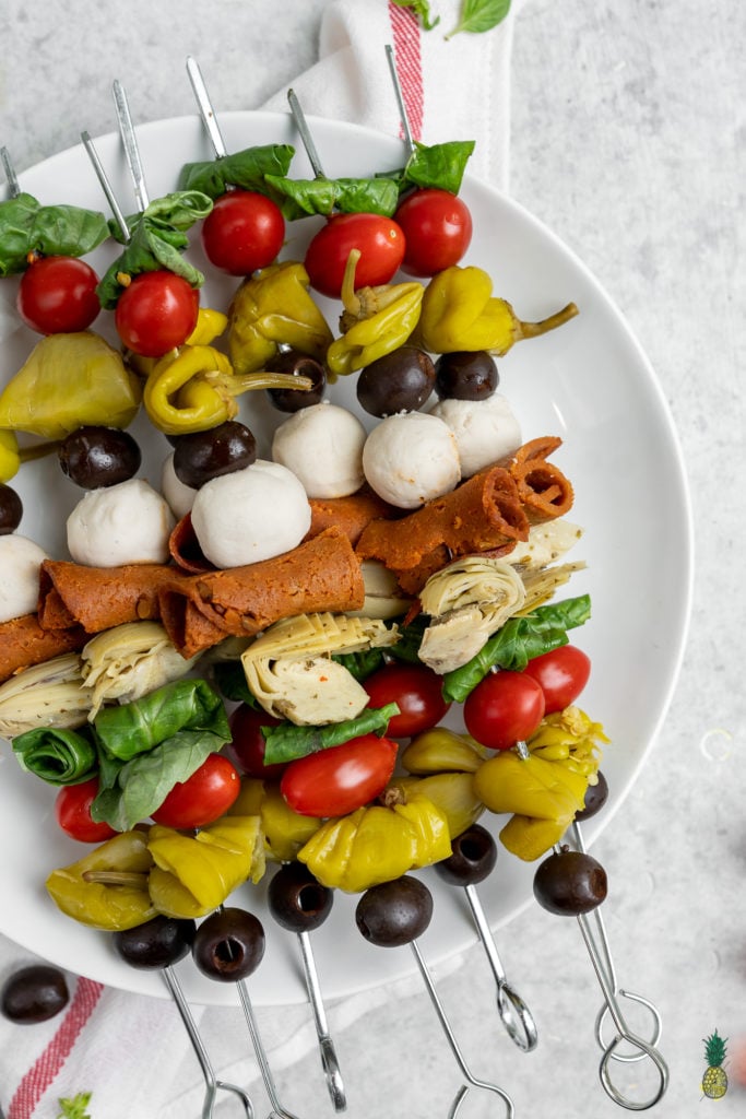 A no-cook recipe that is perfect for a last minute party appetizer, for summer picnics or even for a quick snack at home. These antipasto skewers are plain and simple, and ready in less than 10 minutes! #vegan #antipasto #skewers #partyrecipe #easy #nocook #lastminute #appetizer #starter #italian #fourthofjuly #sweetsimplevegan #partyrecipe #veganized