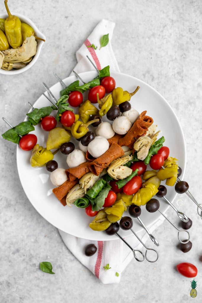 A no-cook recipe that is perfect for a last minute party appetizer, for summer picnics or even for a quick snack at home. These antipasto skewers are plain and simple, and ready in less than 10 minutes! #vegan #antipasto #skewers #partyrecipe #easy #nocook #lastminute #appetizer #starter #italian #fourthofjuly #partyrecipe #veganized