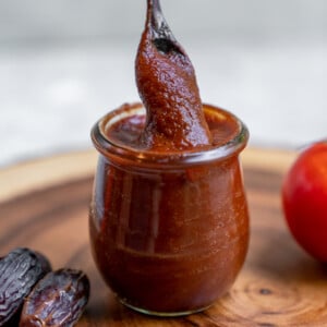 An easy and homemade barbecue sauce that is sweetened with dates, made with simple ingredients and ready in under an hour. This is a must make recipe for the summer and is the perfect addition to any backyard barbecue! #datesweetened #sugarfree #barbecuesauce #oilfree #vegan #summerrecipe #veganbarbecue #sauce #dip #side #staple #bestvegan