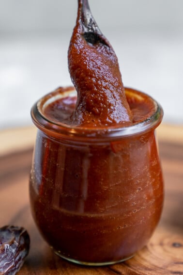 An easy and homemade barbecue sauce that is sweetened with dates, made with simple ingredients and ready in under an hour. This is a must make recipe for the summer and is the perfect addition to any backyard barbecue! #datesweetened #sugarfree #barbecuesauce #oilfree #vegan #summerrecipe #veganbarbecue #sauce #dip #side #staple #bestvegan