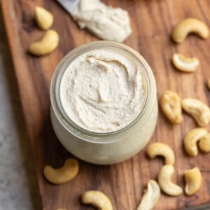 A vegan cream cheese recipe that is made from cashews and easy to make! Plus, it requires just 3 simple ingredients. Get ready to bring your bagels to the next level! #vegan #creamcheese #cultured #cashew #probiotic #easytomake #veganbreakfast #musttry #breakfast #spread #vegancheese #oilfree #glutenfree