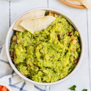 featured image of fresh guacamole recipe with tortilla chips