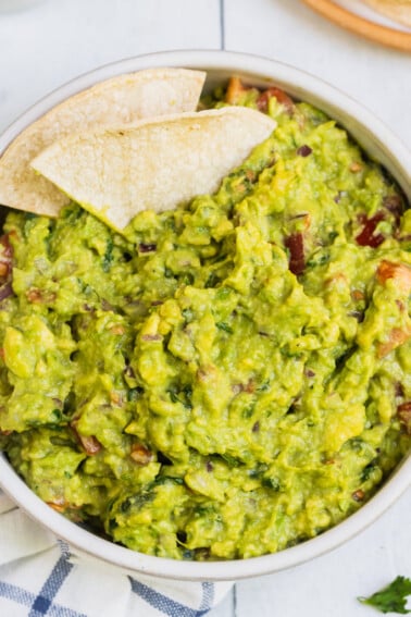 featured image of fresh guacamole recipe with tortilla chips