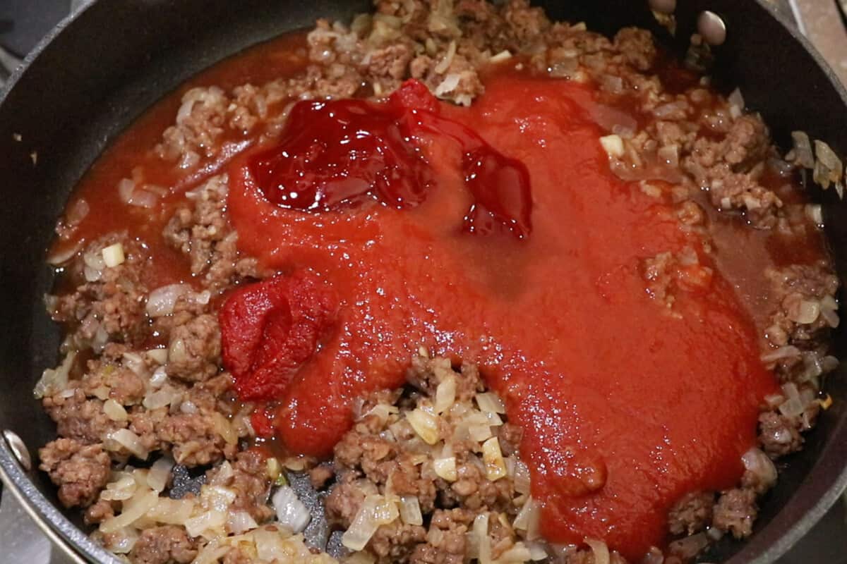 making sweet filipino spaghetti sauce in black pot