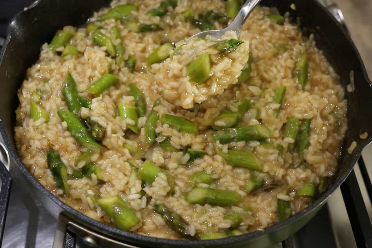 Step by step: spoonful of finished risotto with asparagus