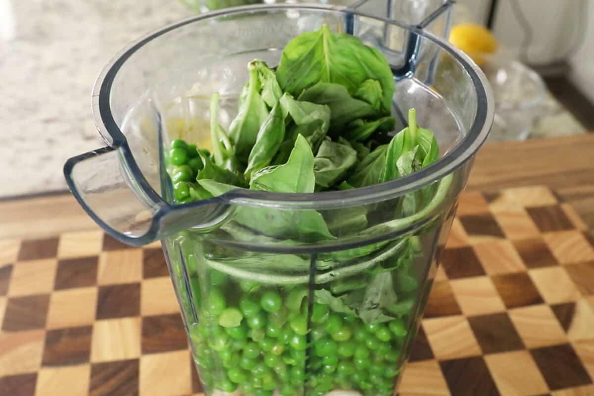 step by step: cashews, peas, and fresh basil, in a blender