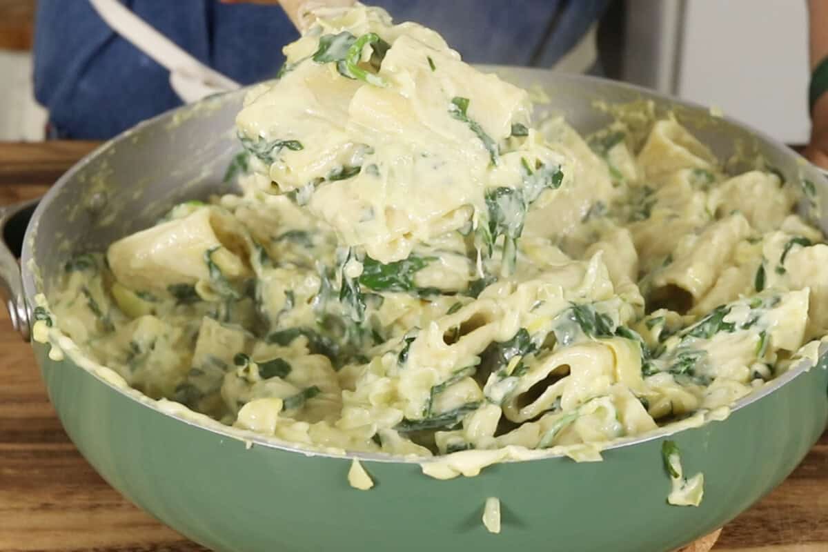 how to make creamy Vegan Spinach Artichoke Pasta