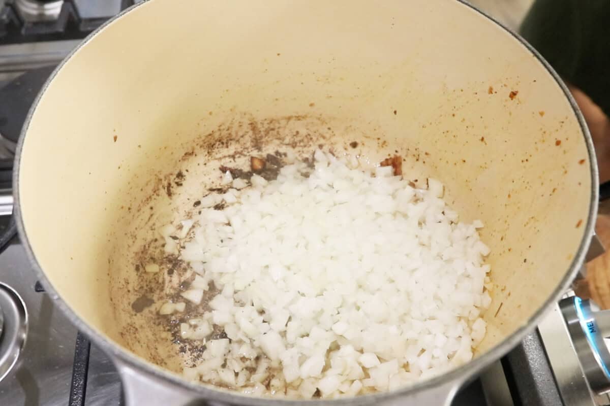 how to make creamy vegan cajun pasta with vegan chicken in Dutch oven