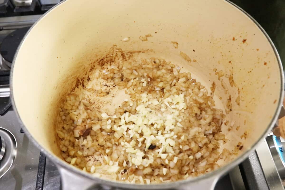 how to make creamy vegan cajun pasta with vegan chicken in Dutch oven