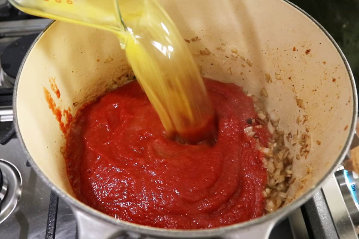 how to make creamy vegan cajun pasta with vegan chicken in Dutch oven