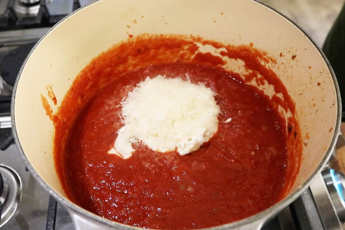 how to make creamy vegan cajun pasta with vegan chicken in Dutch oven