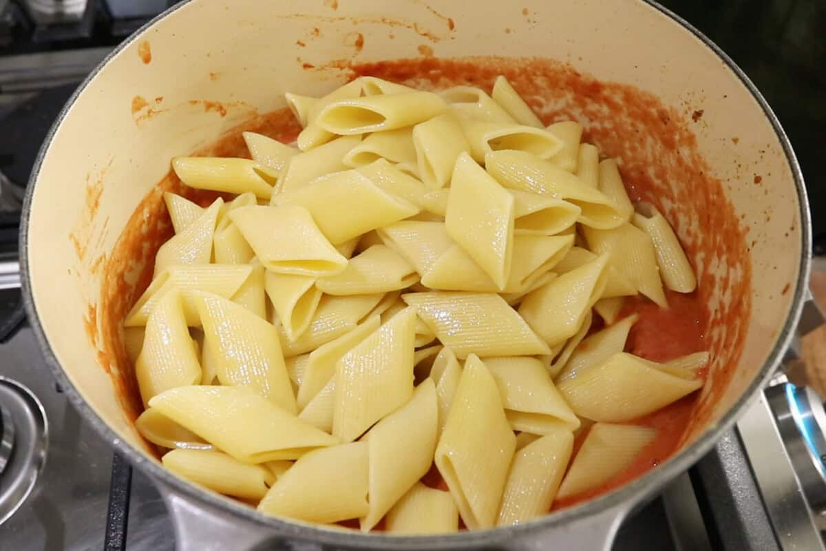 how to make creamy vegan cajun pasta with vegan chicken in Dutch oven