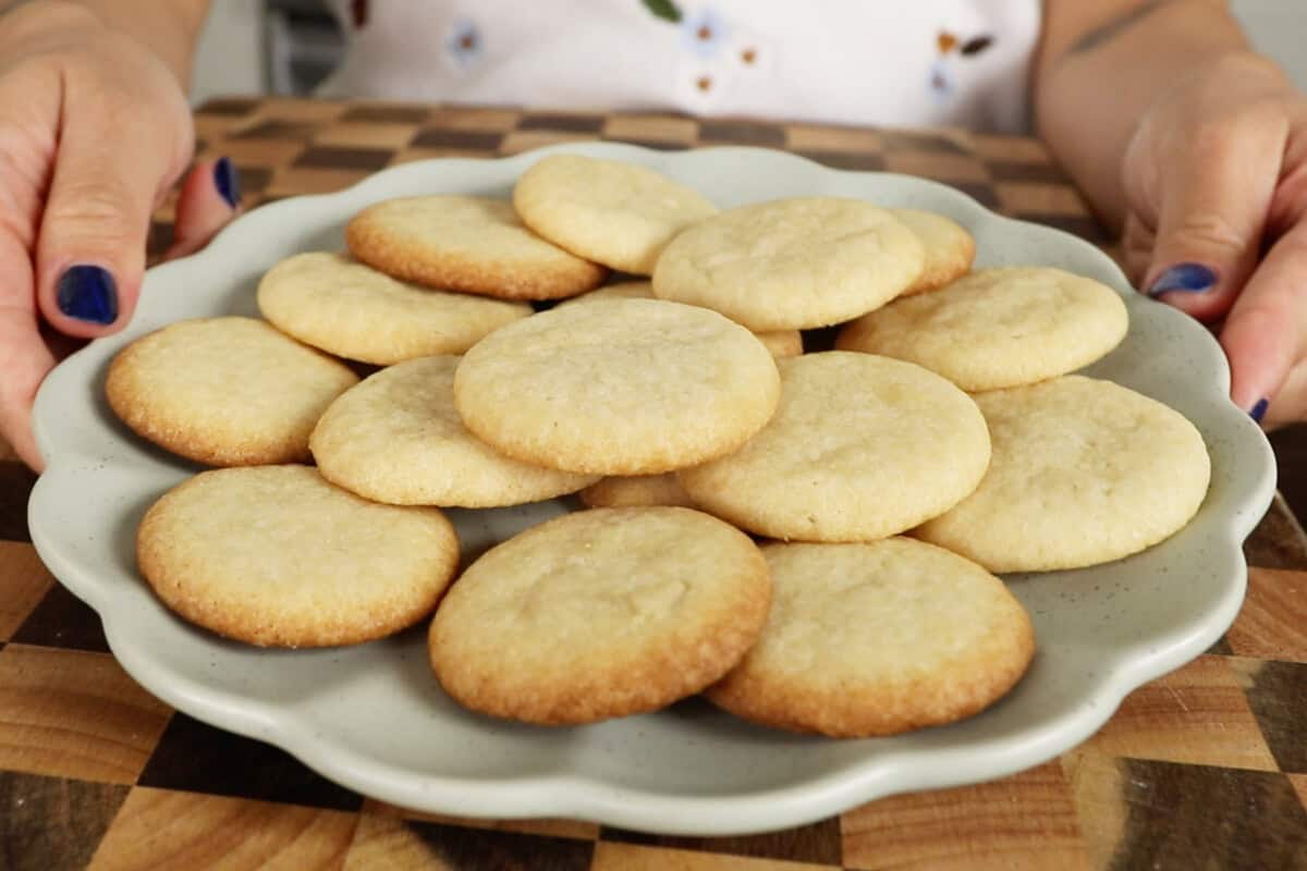 step by step: finished cookies on a plate