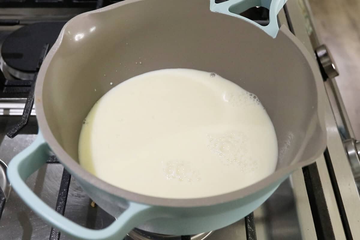 step by step: fully mixed together water and milk in a pot