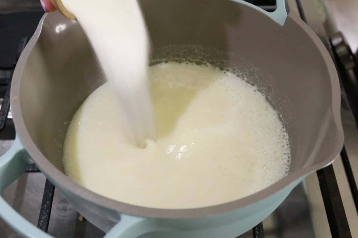 step by step: adding sugar to the pot