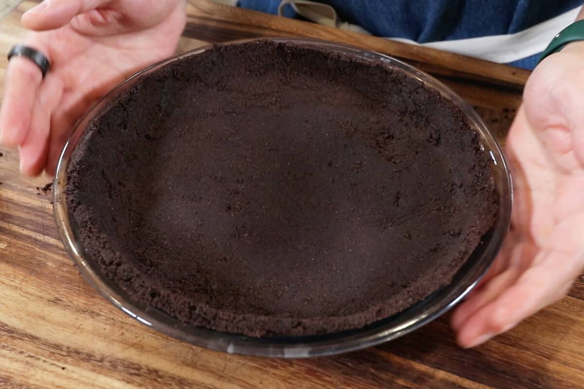 oreo cookie crust in a pie pan