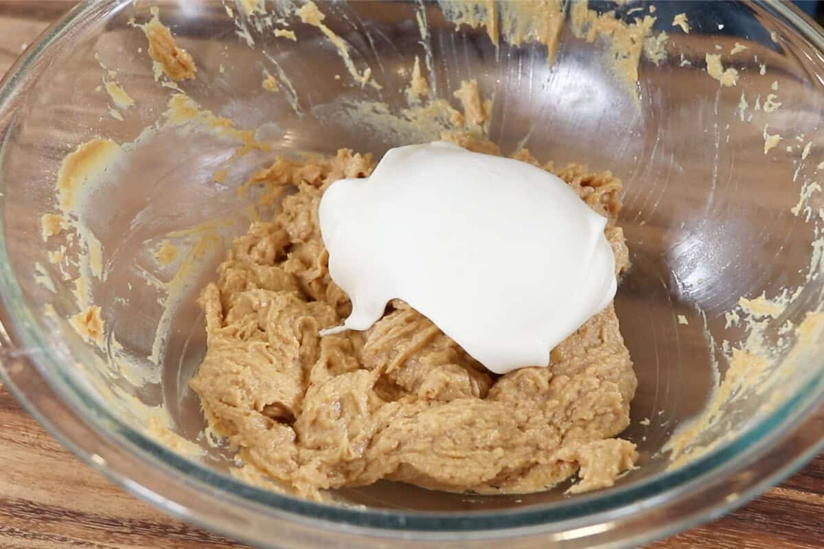 adding whipped heavy cream to pie filling