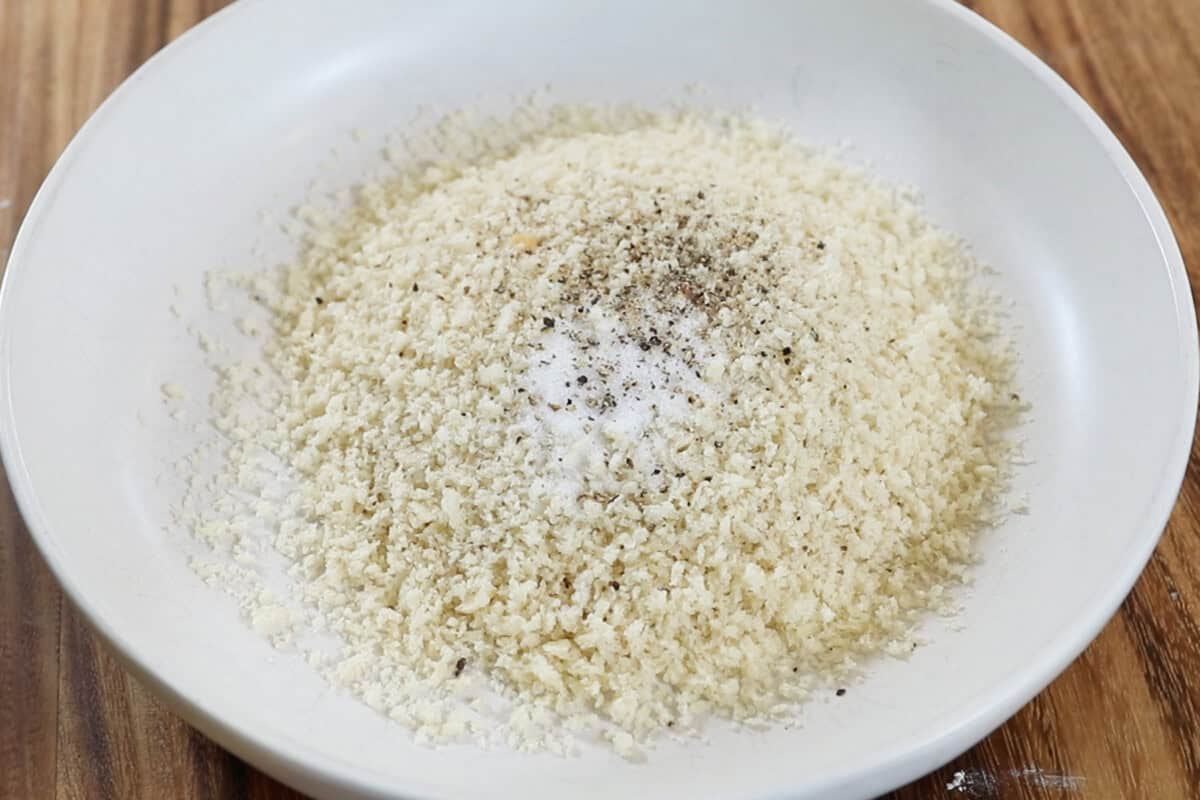 adding seasonings to panko bread crumbs