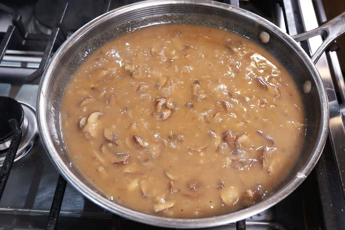 finished gravy in a pan