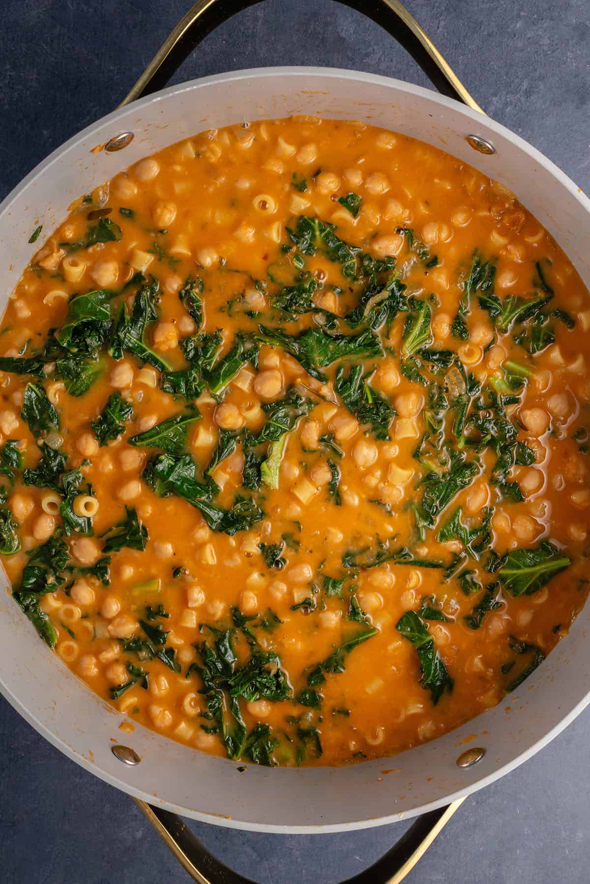 large pot of pasta e ceci