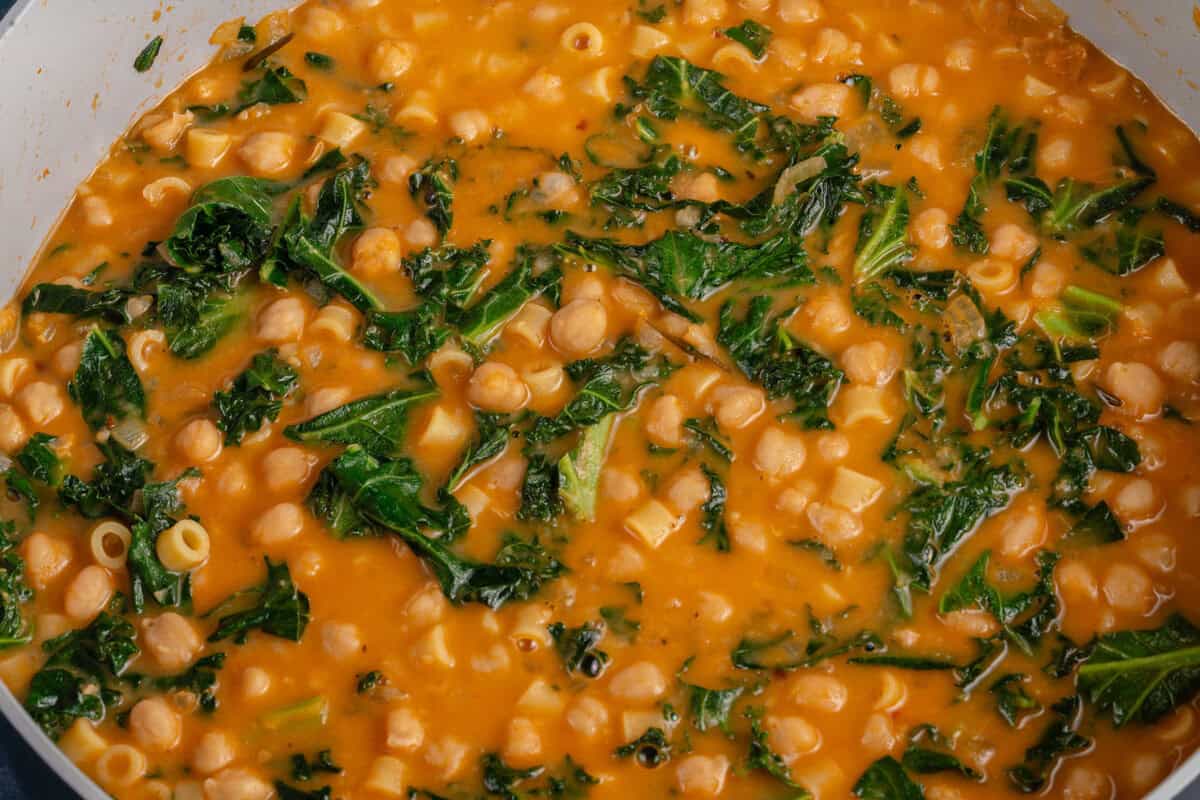 large pot of pasta e ceci