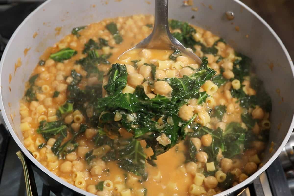 a ladle full of the finished pasta e ceci