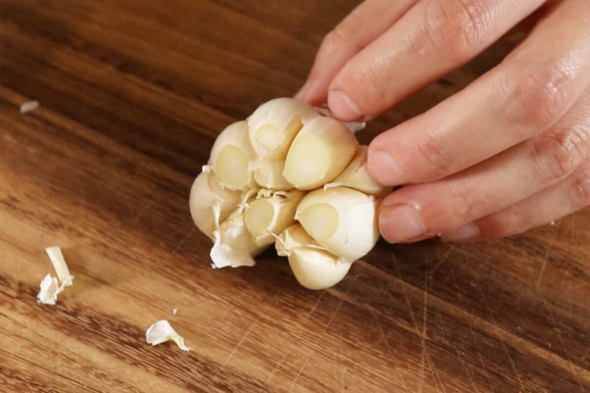 cutting the top of the head of garlic