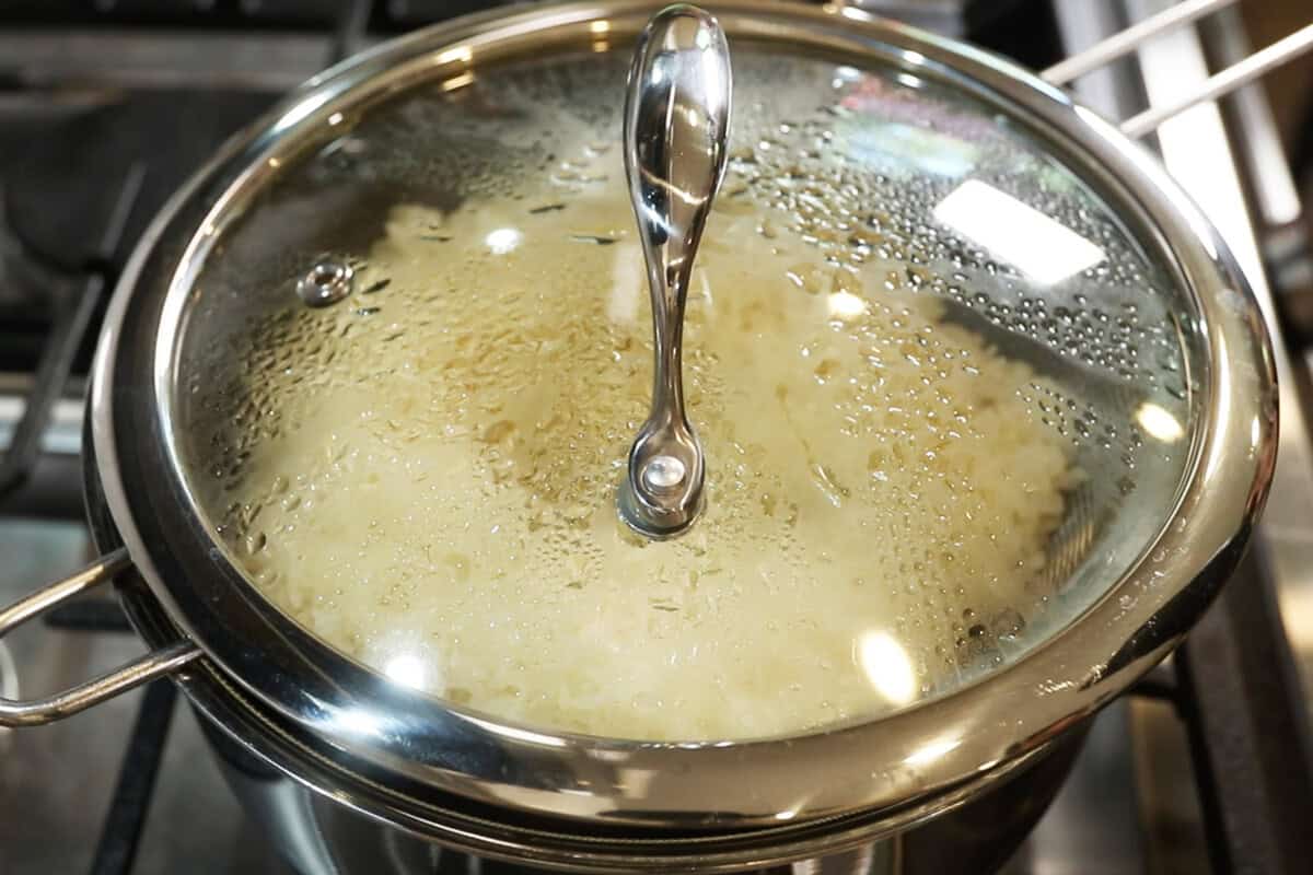 steaming glutinous (sweet) rice for mango sticky rice recipe