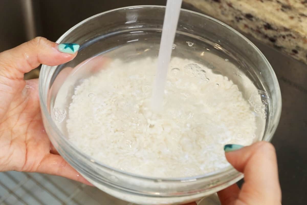 rinsing glutinous (sweet) rice for mango sticky rice recipe