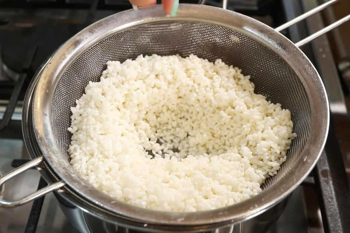 steaming glutinous (sweet) rice for mango sticky rice recipe